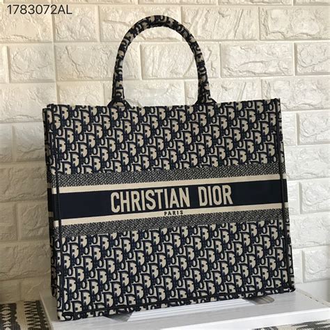 christian dior carteras|christian dior bolso tote.